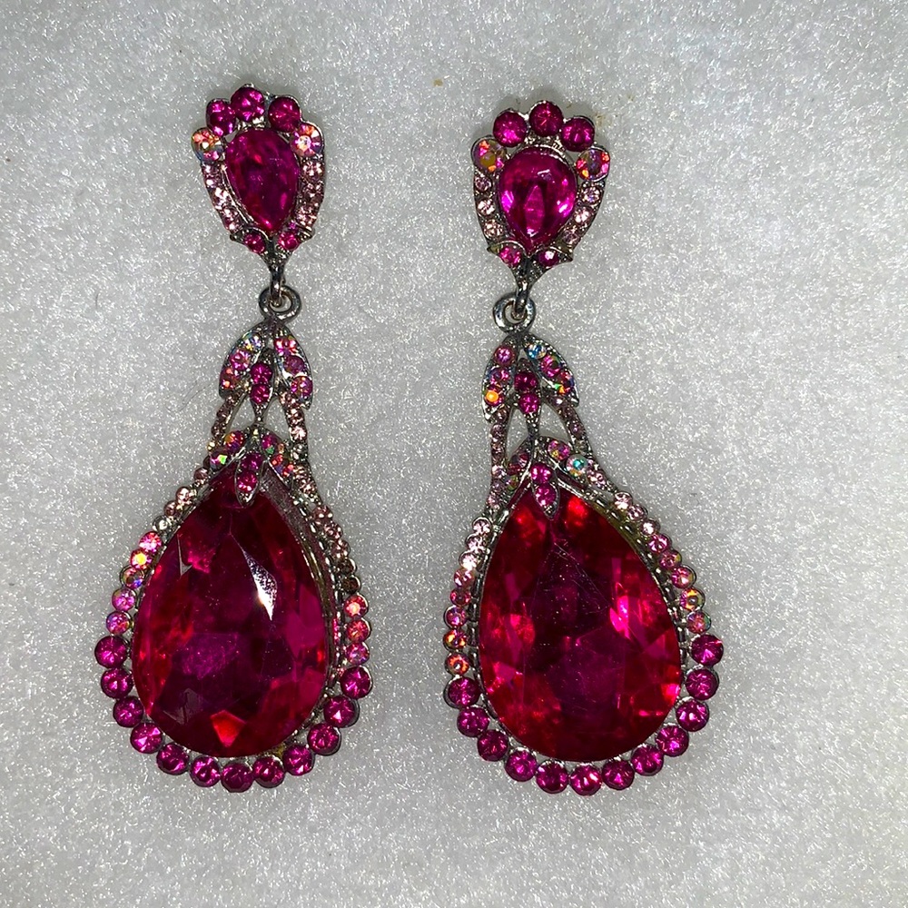 GORGEOUS Hot pink crystal stone earrings.